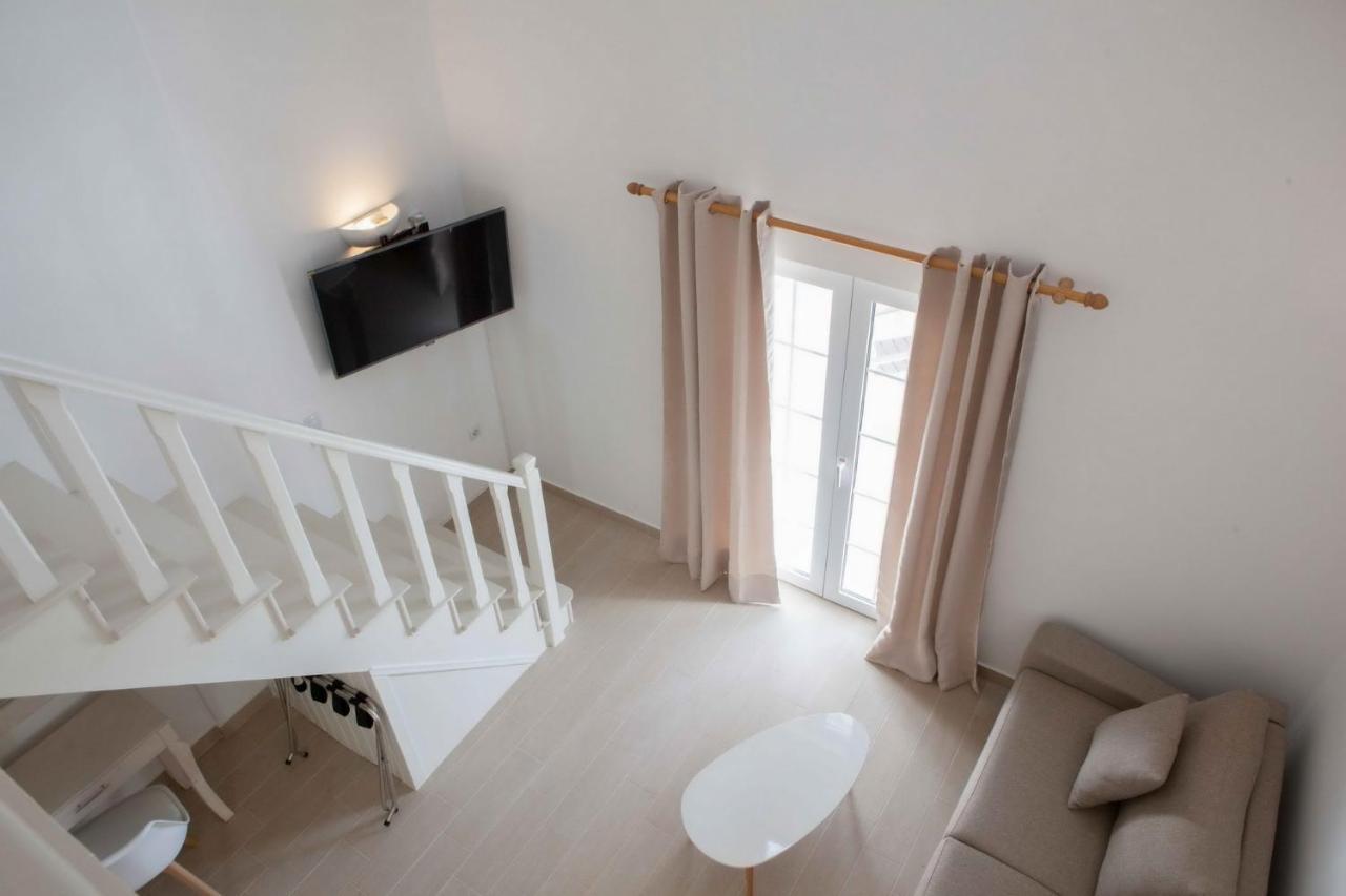 Gervi Suites サントリーニ エクステリア 写真